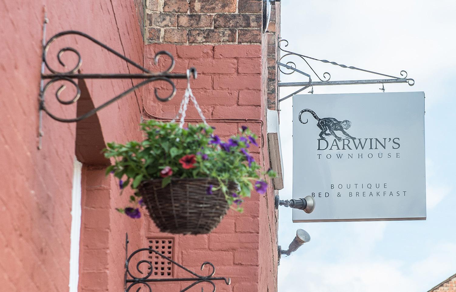 לינה וארוחת בוקר שרוסברי Darwin'S Townhouse מראה חיצוני תמונה The Darwin's Townhouse sign