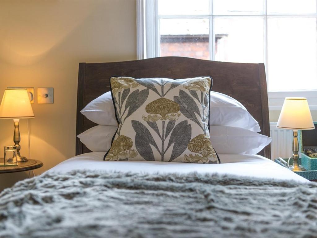 לינה וארוחת בוקר שרוסברי Darwin'S Townhouse חדר תמונה A bed with a throw