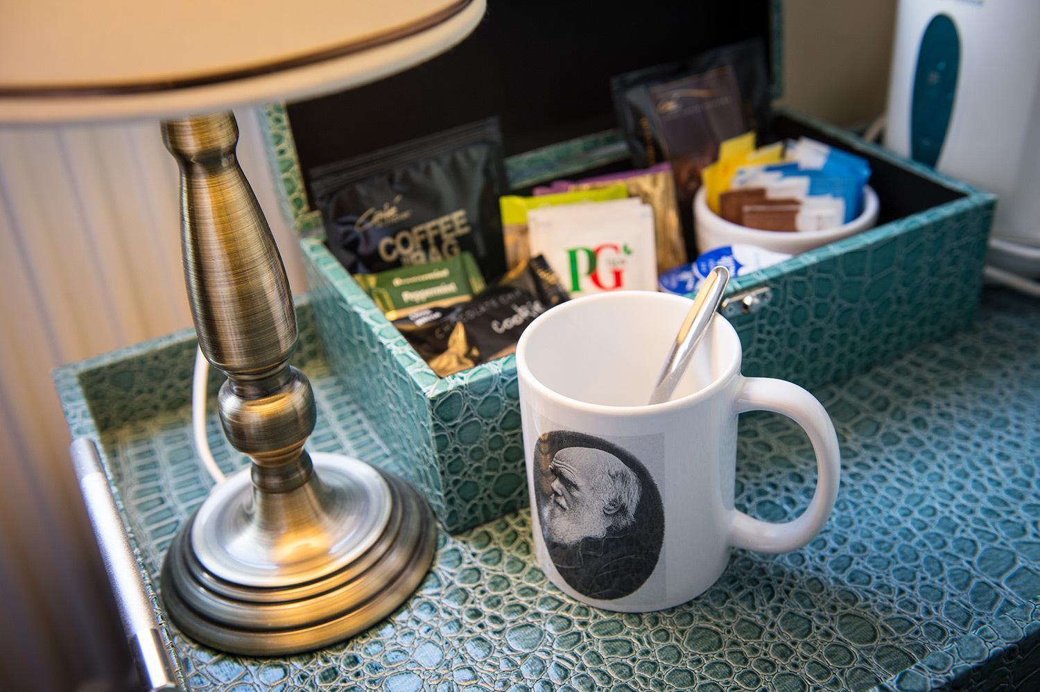 לינה וארוחת בוקר שרוסברי Darwin'S Townhouse חדר תמונה A coffee and tea tray in a hotel room