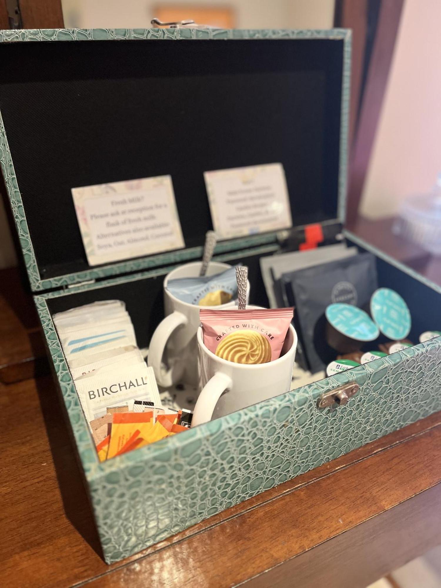 לינה וארוחת בוקר שרוסברי Darwin'S Townhouse חדר תמונה A tea box