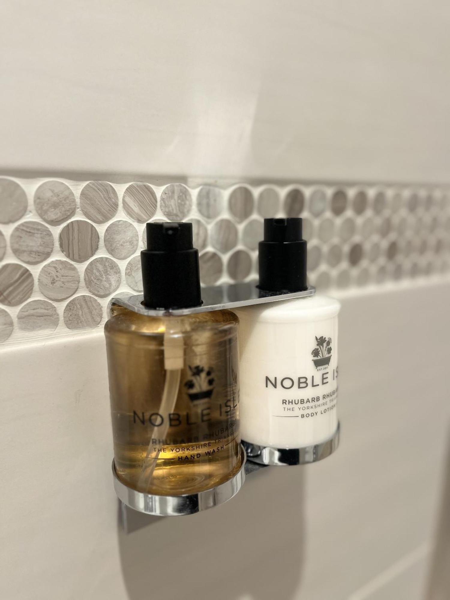 לינה וארוחת בוקר שרוסברי Darwin'S Townhouse חדר תמונה Noble Isle products