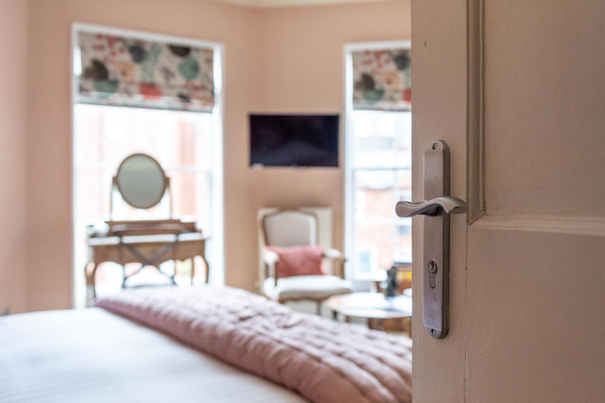 לינה וארוחת בוקר שרוסברי Darwin'S Townhouse חדר תמונה A bedroom at the hotel