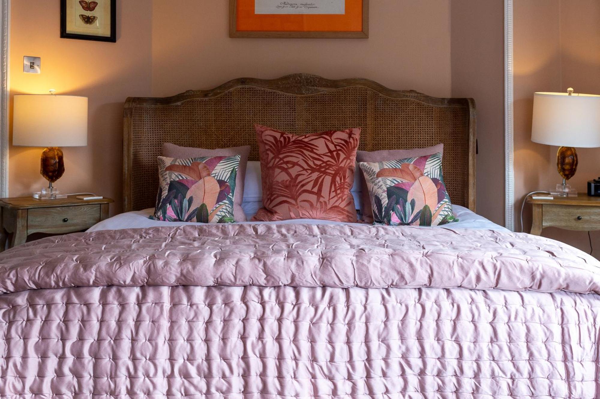 לינה וארוחת בוקר שרוסברי Darwin'S Townhouse חדר תמונה A bed with a duvet