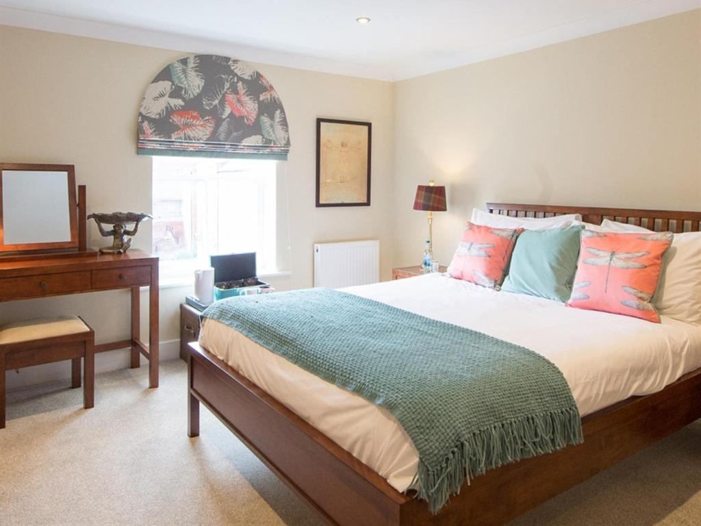 לינה וארוחת בוקר שרוסברי Darwin'S Townhouse חדר תמונה A bedroom at The Old Vicarage