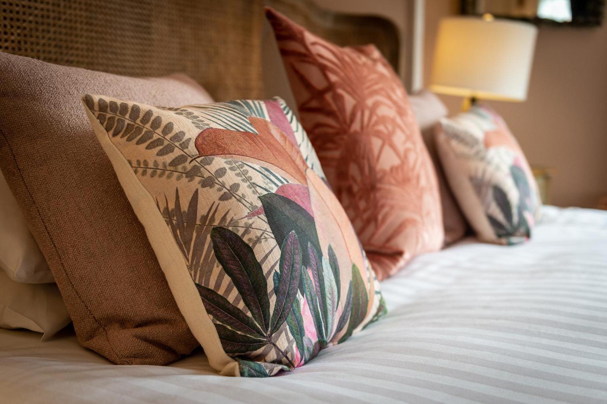 לינה וארוחת בוקר שרוסברי Darwin'S Townhouse חדר תמונה Cushions on a bed
